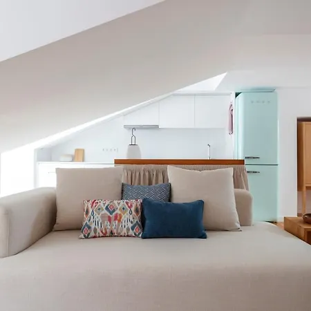 Sophisticated 3br In Historic Chiado Sleeps 10 דירה *