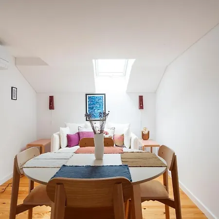 Sophisticated 3br In Historic Chiado Sleeps 10 ליסבון