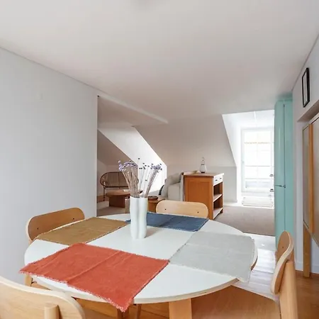 דירה Sophisticated 3br In Historic Chiado Sleeps 10 ליסבון