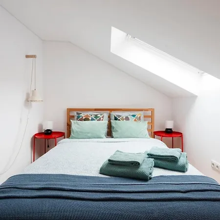 Sophisticated 3br In Historic Chiado Sleeps 10 דירה *