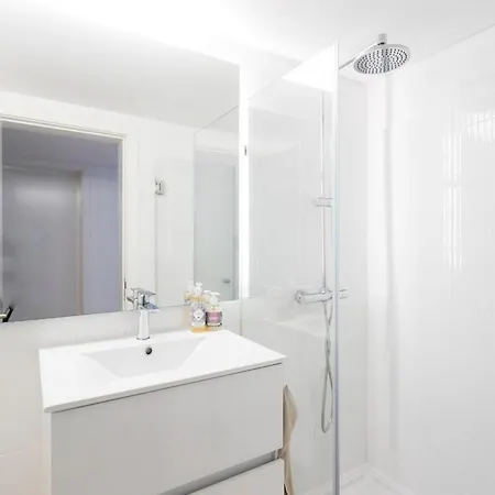 Sophisticated 3br In Historic Chiado Sleeps 10 * ליסבון