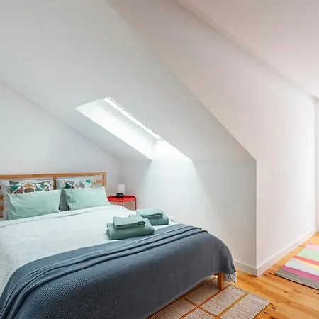 Sophisticated 3br In Historic Chiado Sleeps 10 ליסבון