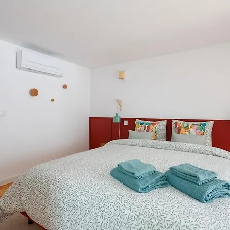 Sophisticated 3br In Historic Chiado Sleeps 10 ליסבון
