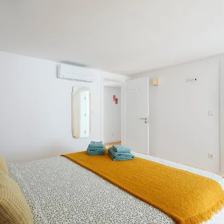 Apartment Sophisticated 3br In Historic Chiado Sleeps 10 *