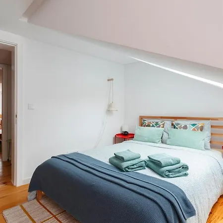 Sophisticated 3br In Historic Chiado Sleeps 10 Apartment Lissabon