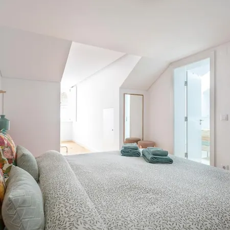 Sophisticated 3br In Historic Chiado Sleeps 10 ליסבון