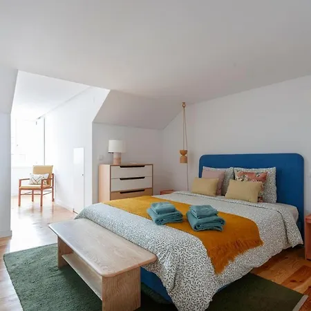 Sophisticated 3br In Historic Chiado Sleeps 10 דירה