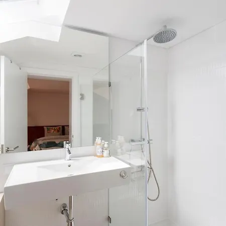 Sophisticated 3br In Historic Chiado Sleeps 10 דירה ליסבון
