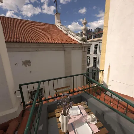 Sophisticated 3br In Historic Chiado Sleeps 10 Apartment Lissabon