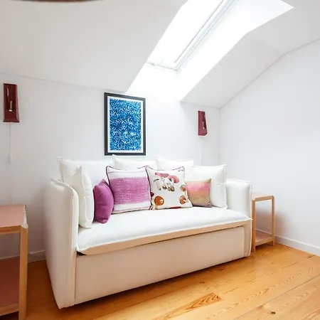 Sophisticated 3br In Historic Chiado Sleeps 10 דירה