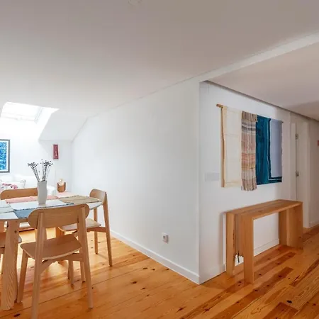Sophisticated 3br In Historic Chiado Sleeps 10 דירה