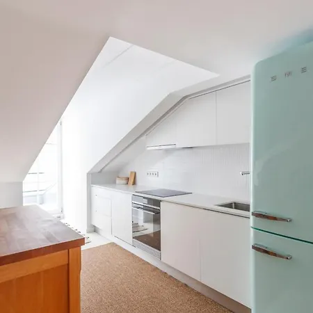 Sophisticated 3br In Historic Chiado Sleeps 10