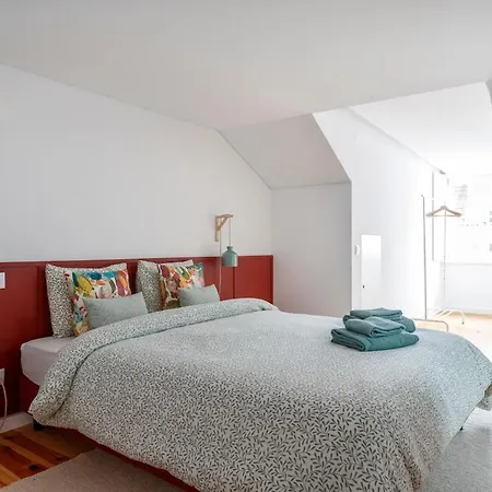 Sophisticated 3br In Historic Chiado Sleeps 10 דירה